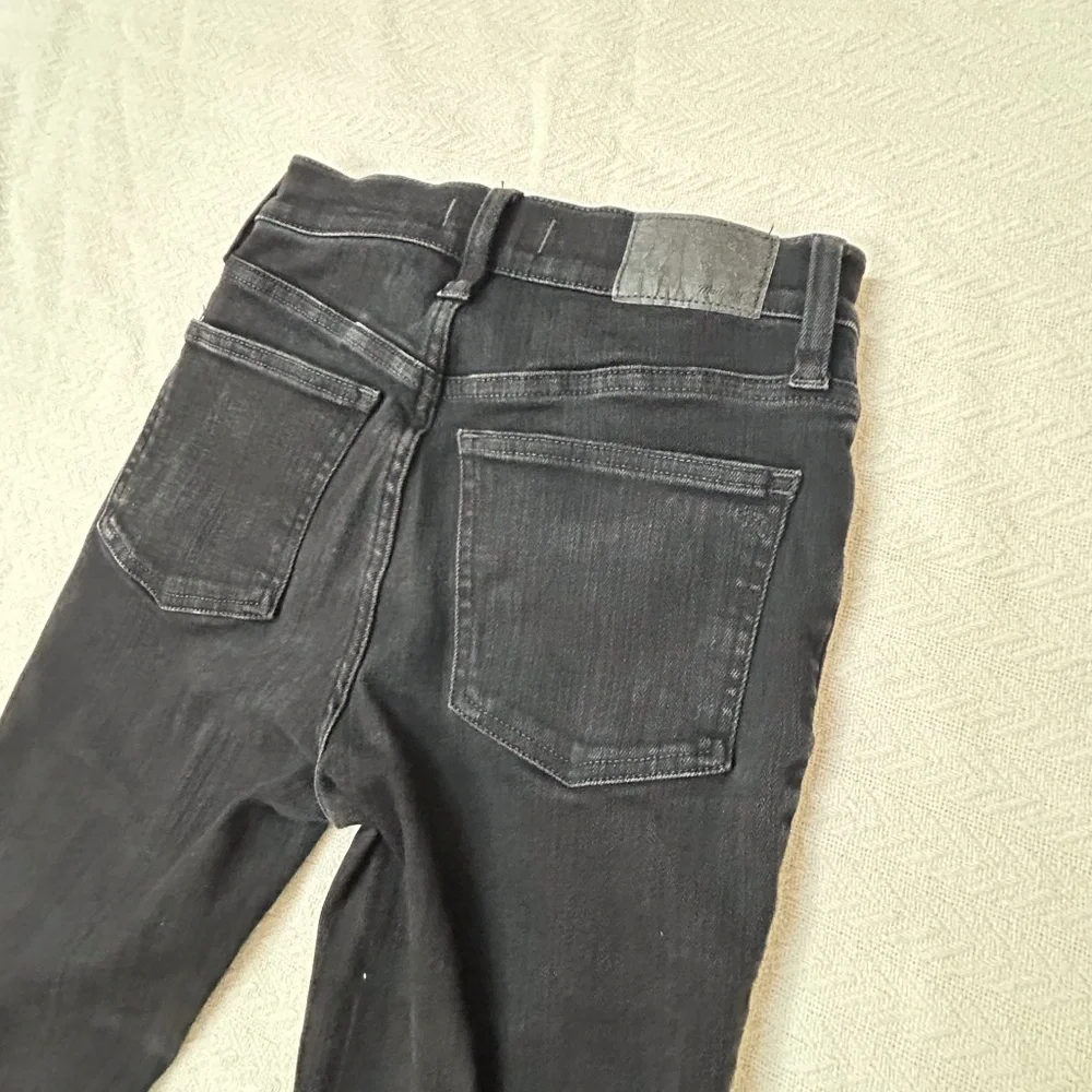 MADEWELL Mid-Rise Kick Out Crop Jeans in Black Rinse Wash Size 26 - NM320